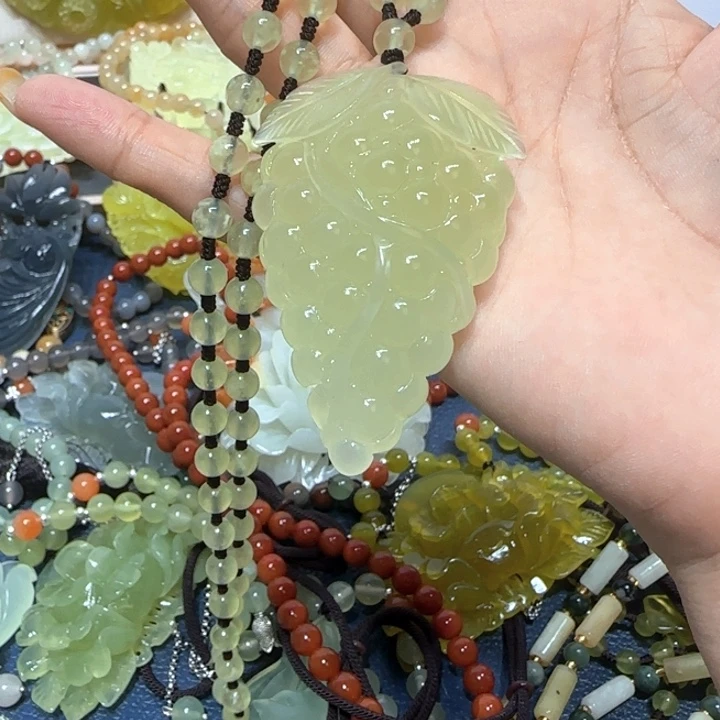 未镶嵌蛇纹石玉吊坠