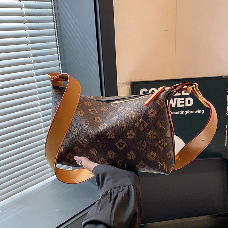 便携式椭圆形轻奢风托特包斜挎包轻奢经典单肩肩包简约网红