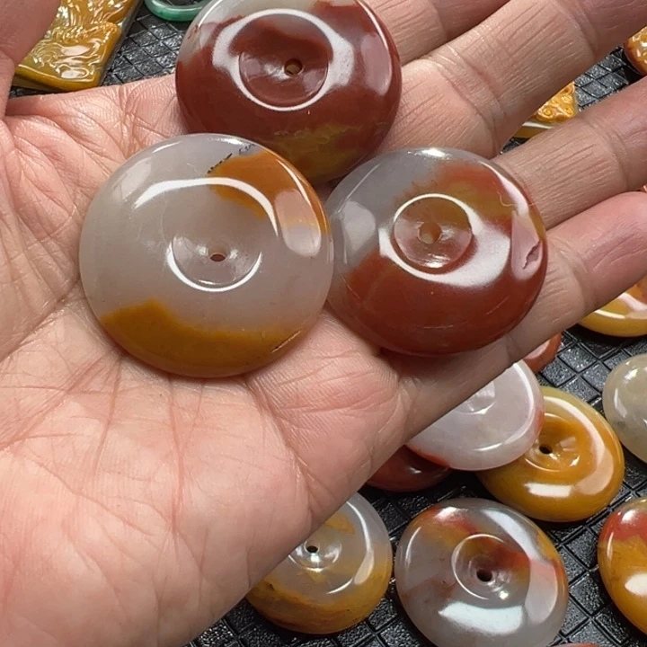 石英质玉（黄龙玉）颈饰未镶嵌在**飞