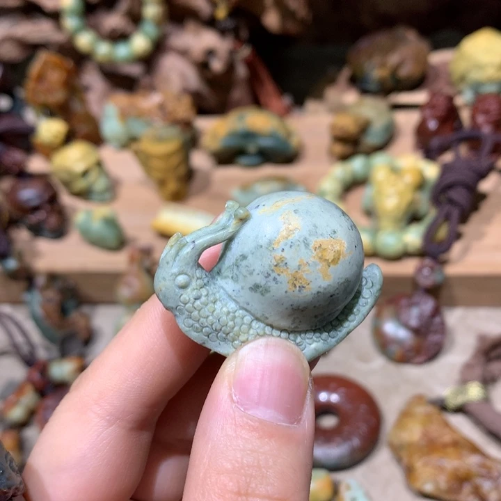 未镶嵌岫岩河磨玉（透闪石质玉）挂件