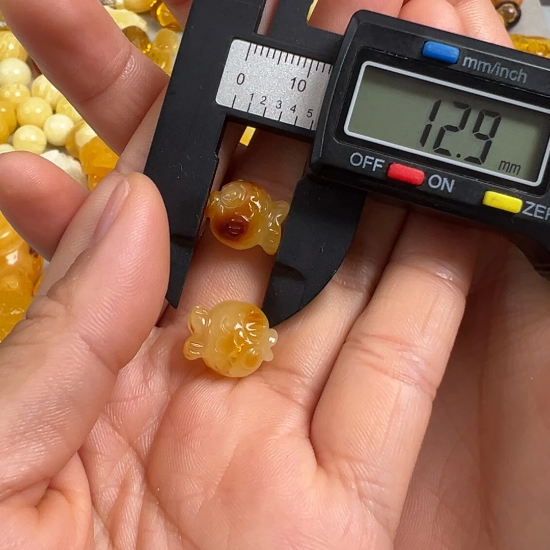 蜜蜡未镶嵌裸石微瑕