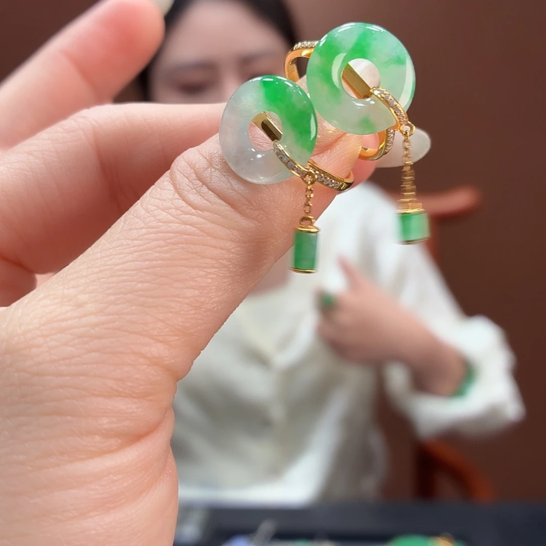 翡翠18K金镶嵌戒指多样性发1个