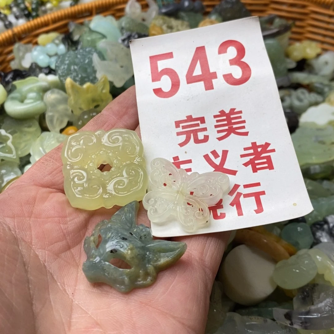 蛇纹石玉挂坠未镶嵌