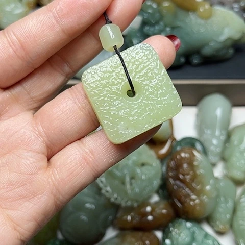 和田玉颈饰未镶嵌龍**人