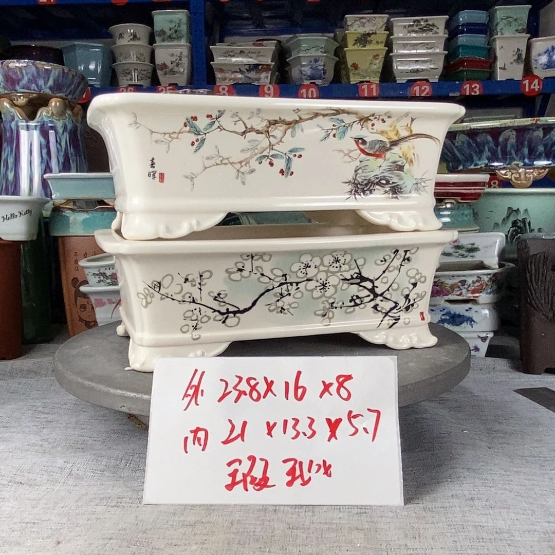 两只瑕疵马槽花盆