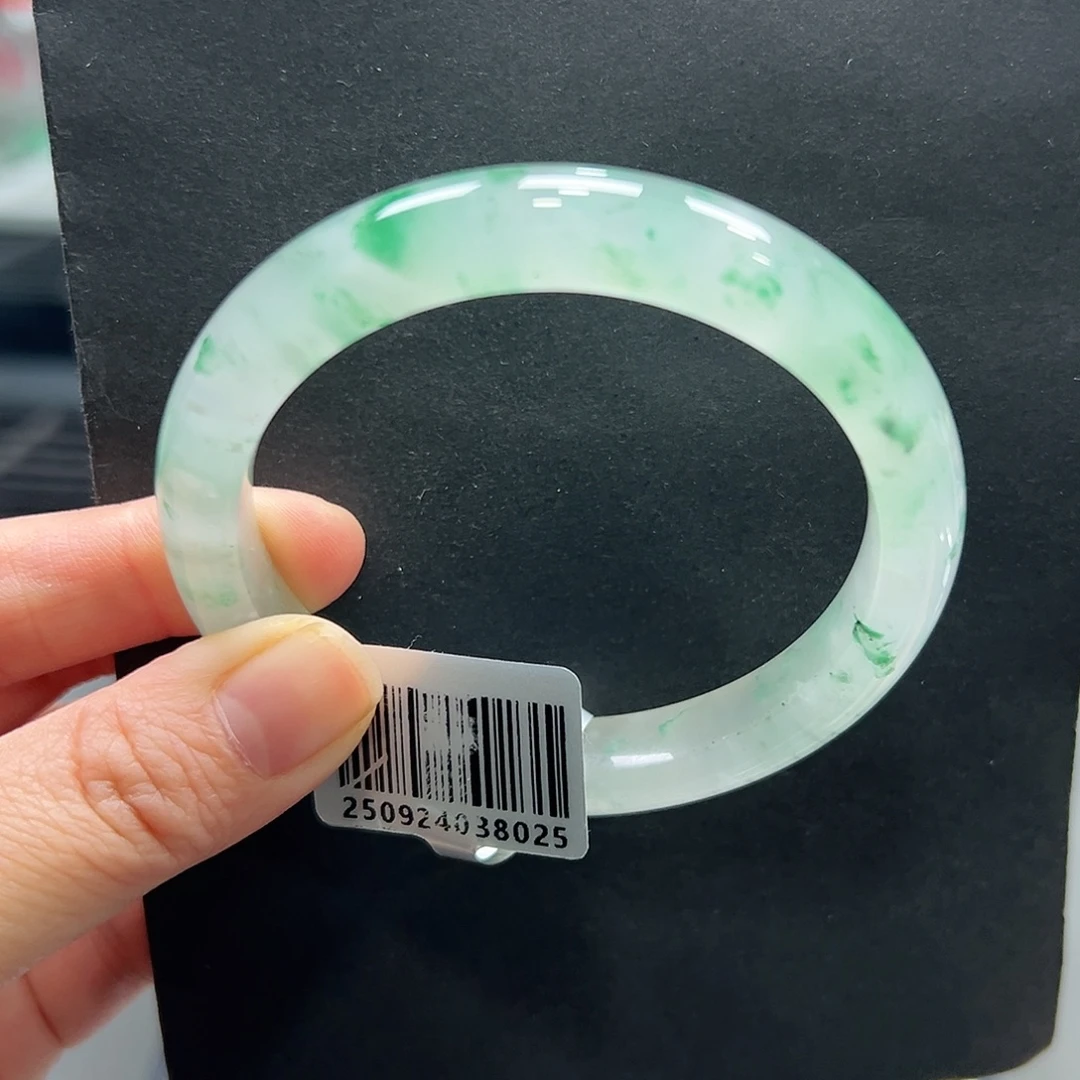 雪****石英质玉（非洲翠）未镶嵌手镯