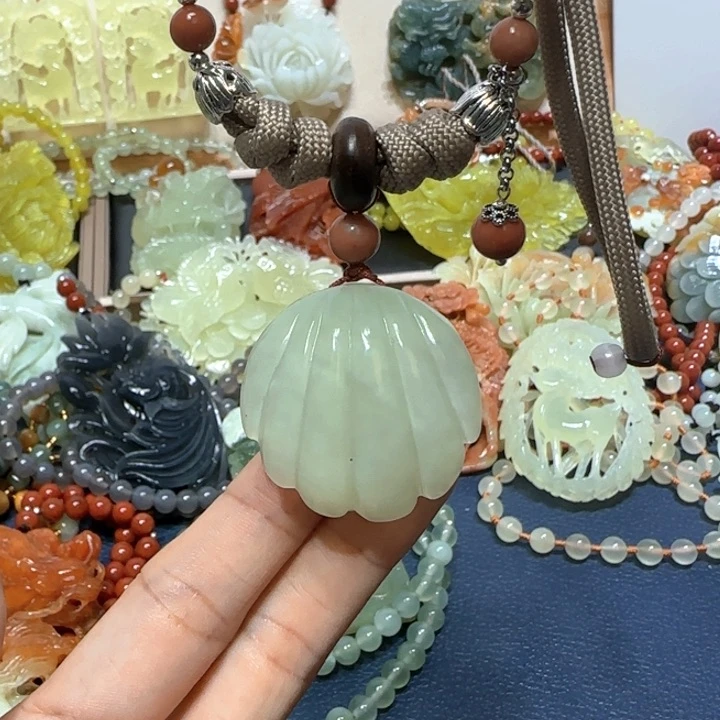 未镶嵌蛇纹石玉吊坠