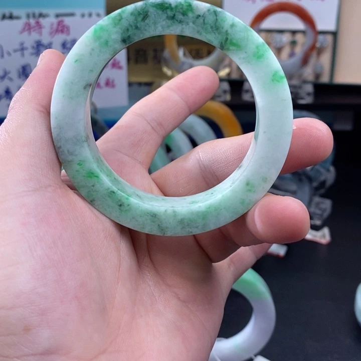 未镶嵌天然翡翠手镯定制翡翠