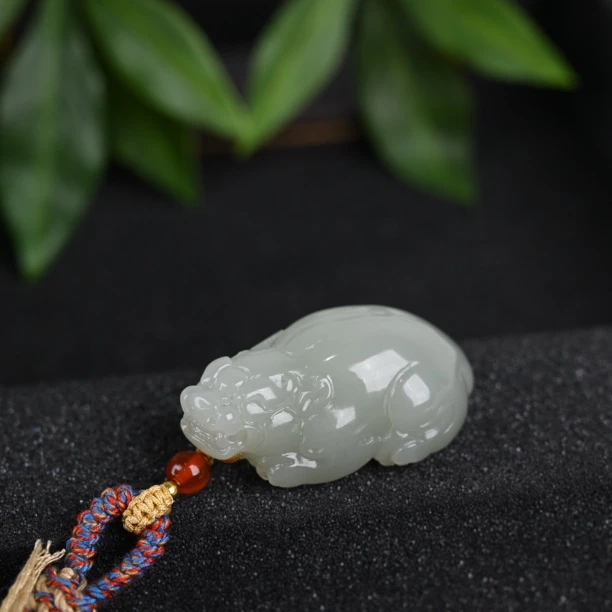 天然和田玉且末料青白玉貔貅挂件（手工雕刻）（WH3489）