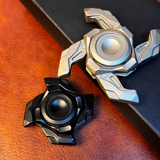 【岚】开甲四页工业风便携解压指尖陀螺旋转对锁成人减压EDC玩具