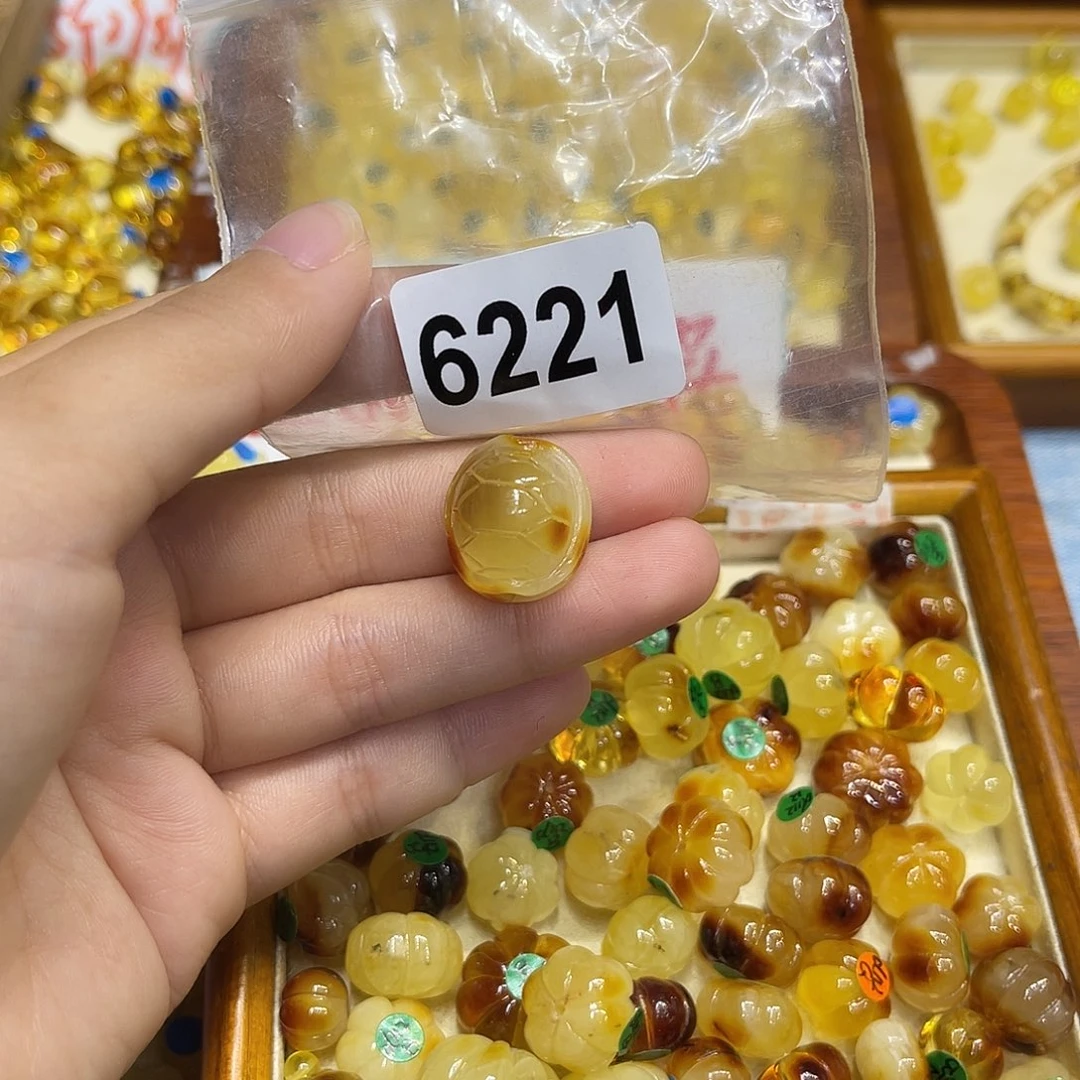 琥珀未镶嵌珠宝奇石