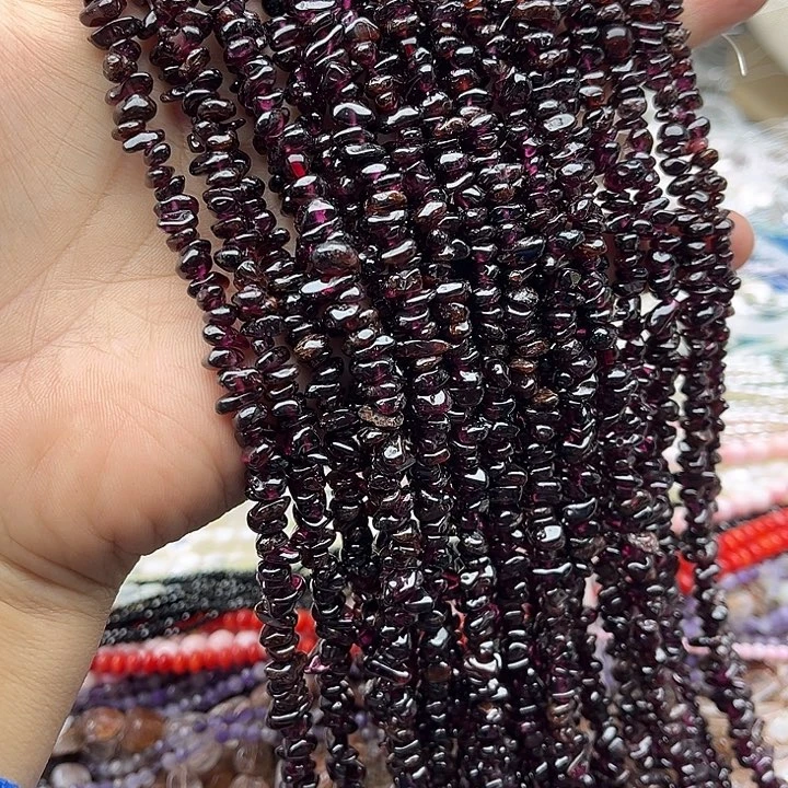 玛瑙/玉髓未镶嵌珠宝半成品一条紫牙乌石榴石碎石