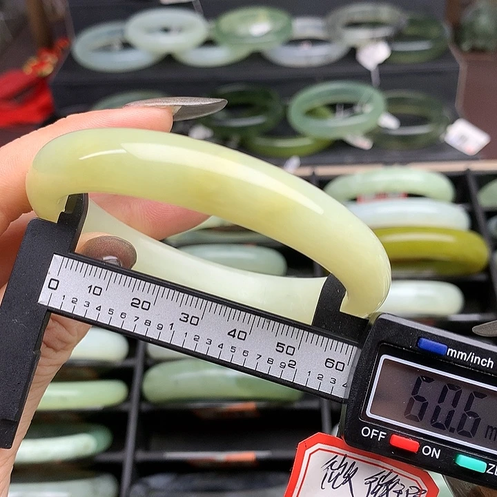 蛇纹石玉手镯未镶嵌574
