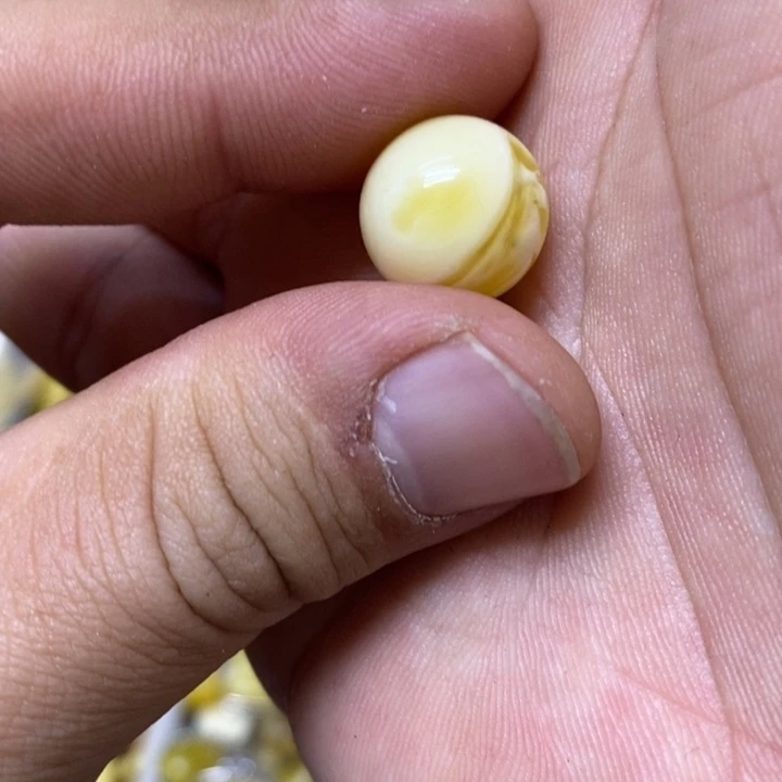 蜜蜡未镶嵌裸石吊坠