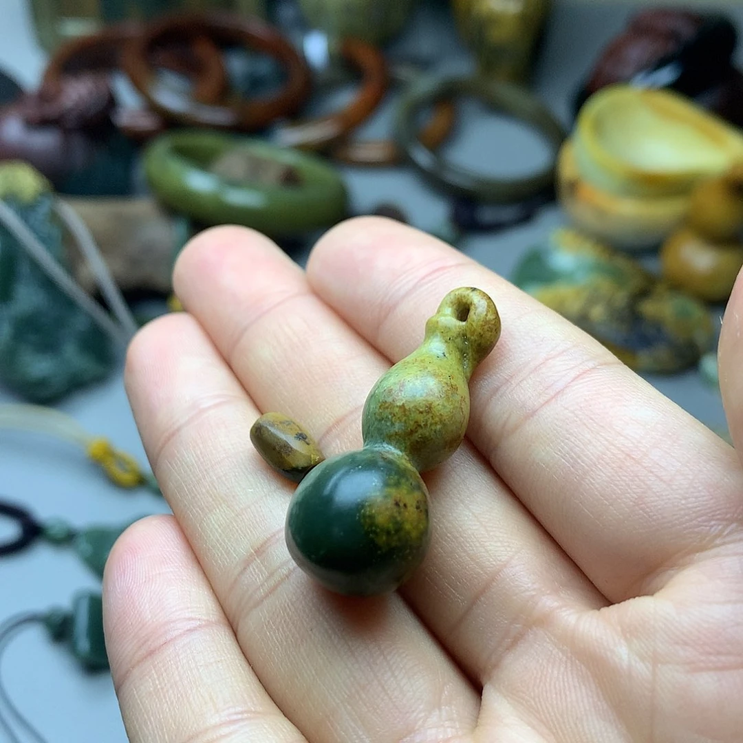 透闪石质玉挂件未镶嵌艾*