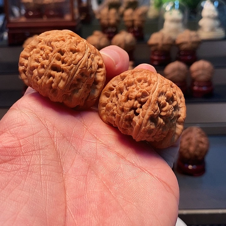 隔***.桃核把件44尺闷白