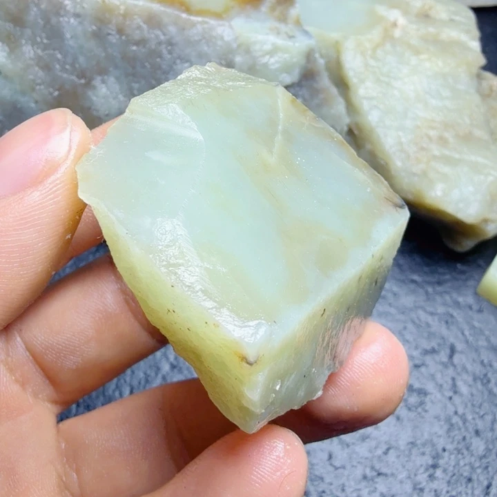 和田玉（糖玉）未镶嵌珠宝奇石