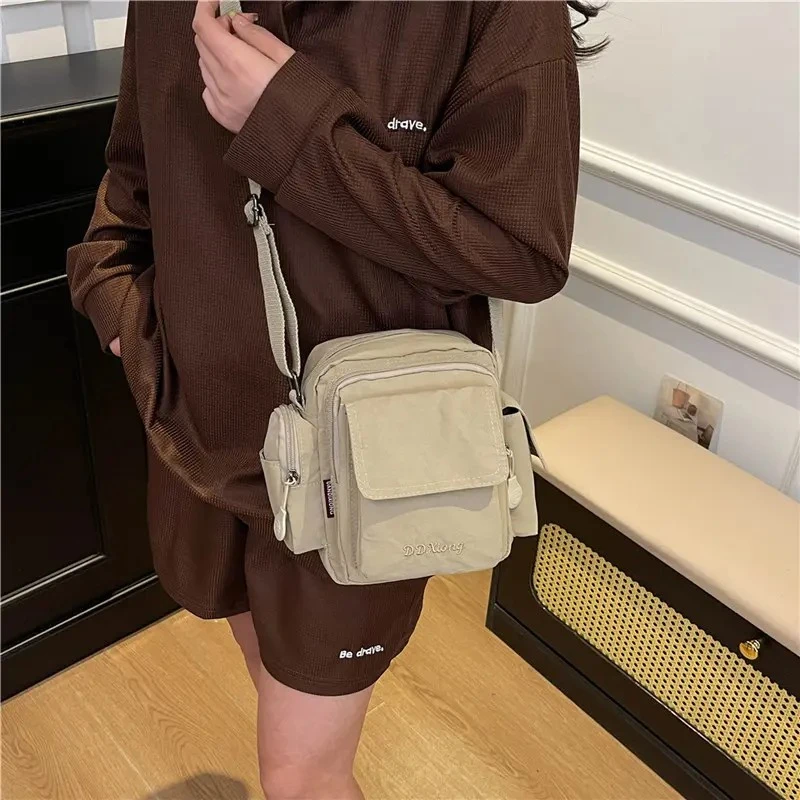 男女同款轻便简约单肩包包小挎包防泼水韩版休闲风斜挎包尼龙布包