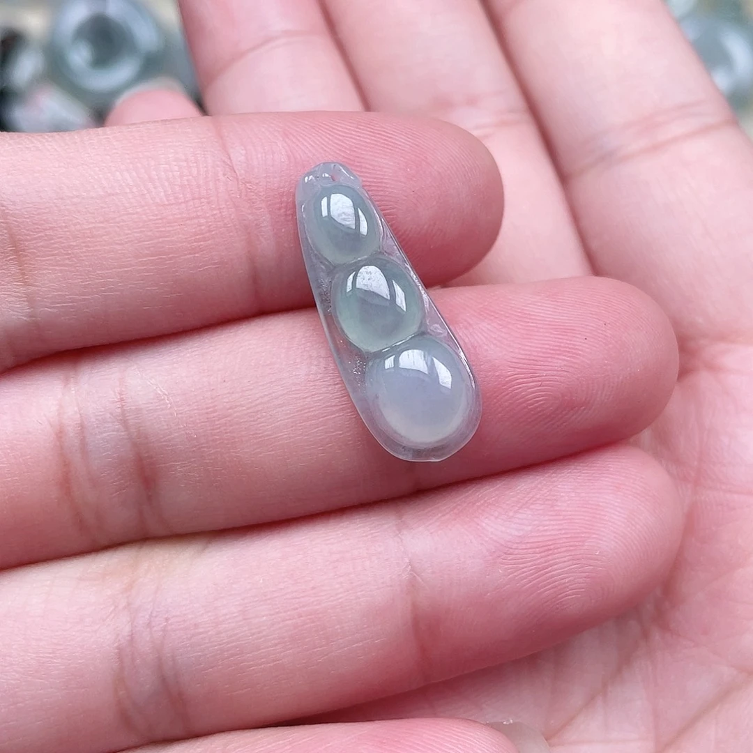 翡翠未镶嵌颈饰豆子