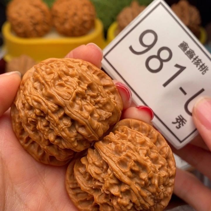 桃核把件白狮子42……