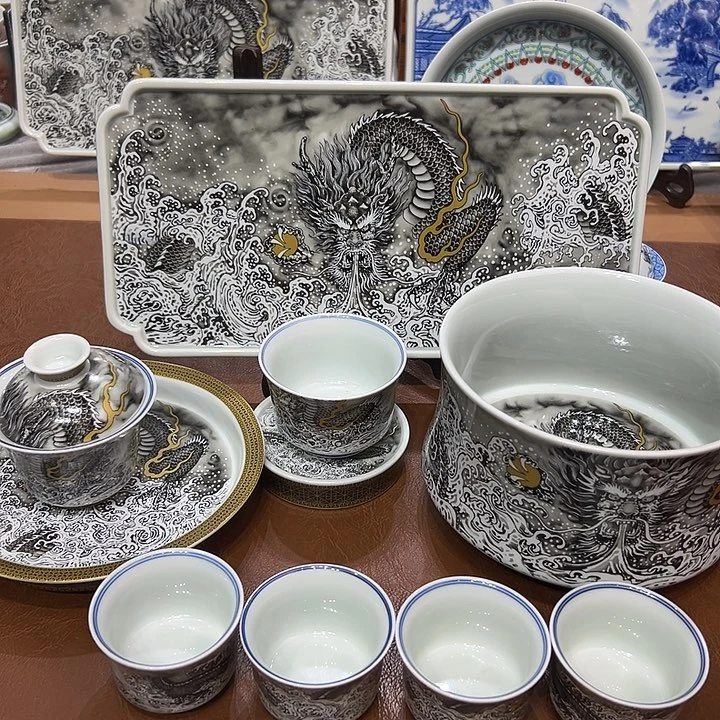 摆件景德镇陶瓷艺术展在上海举办期间