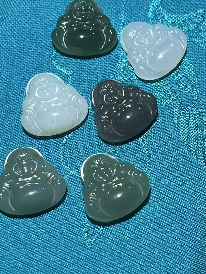 天然和田玉小佛公女款精美玉石弥勒佛挂件(随机发一）