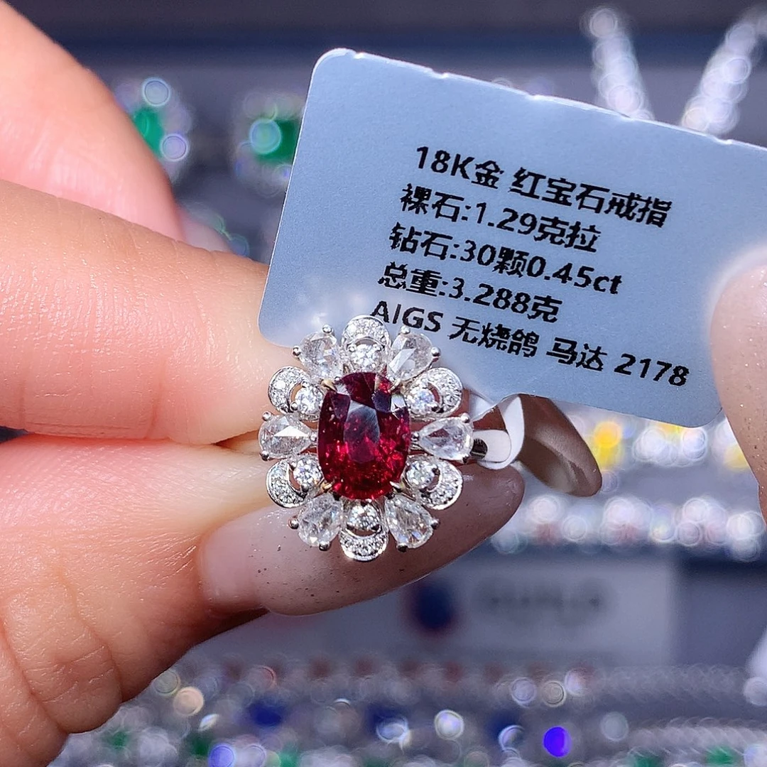 18K金镶嵌红宝石戒指