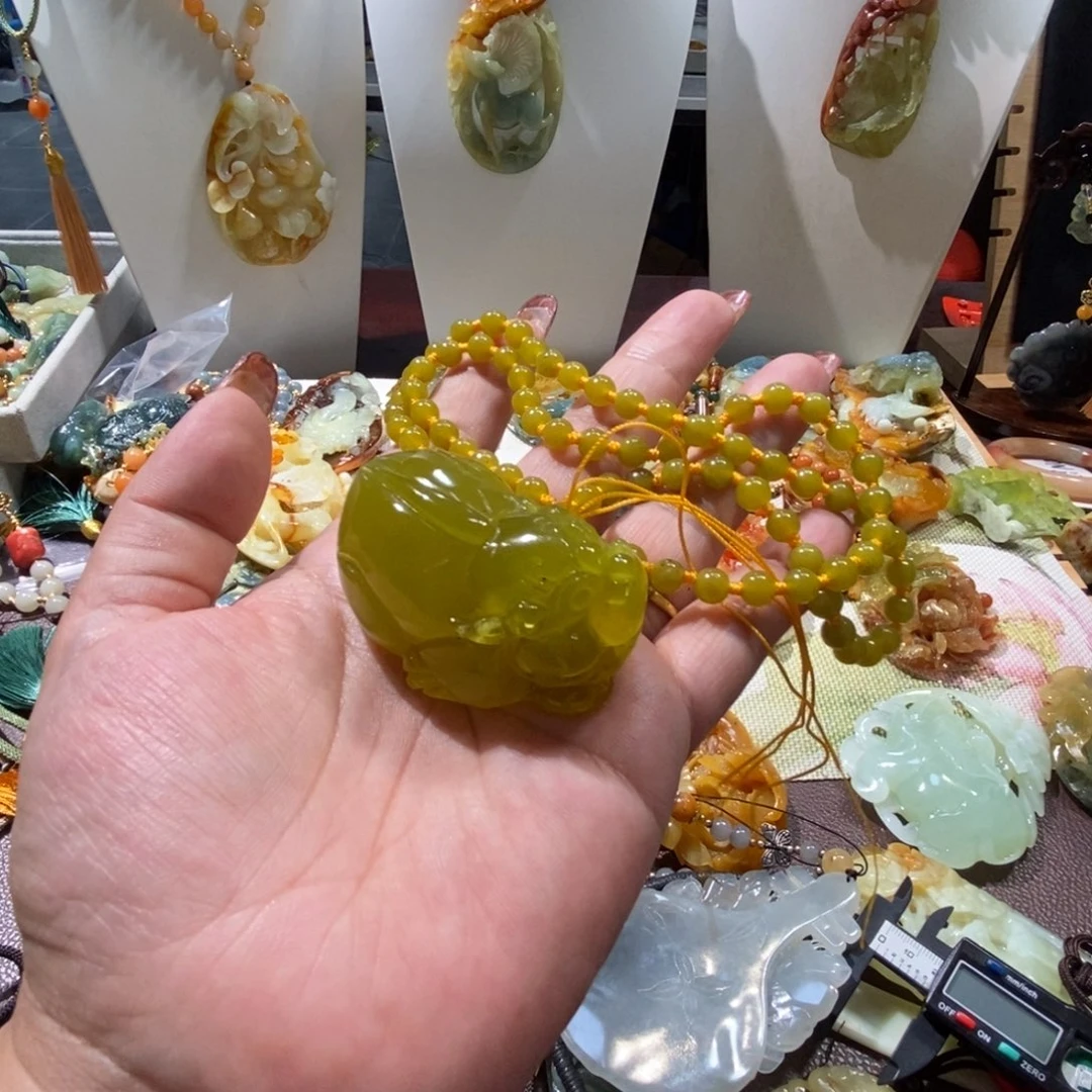 蛇纹石玉未镶嵌颈饰