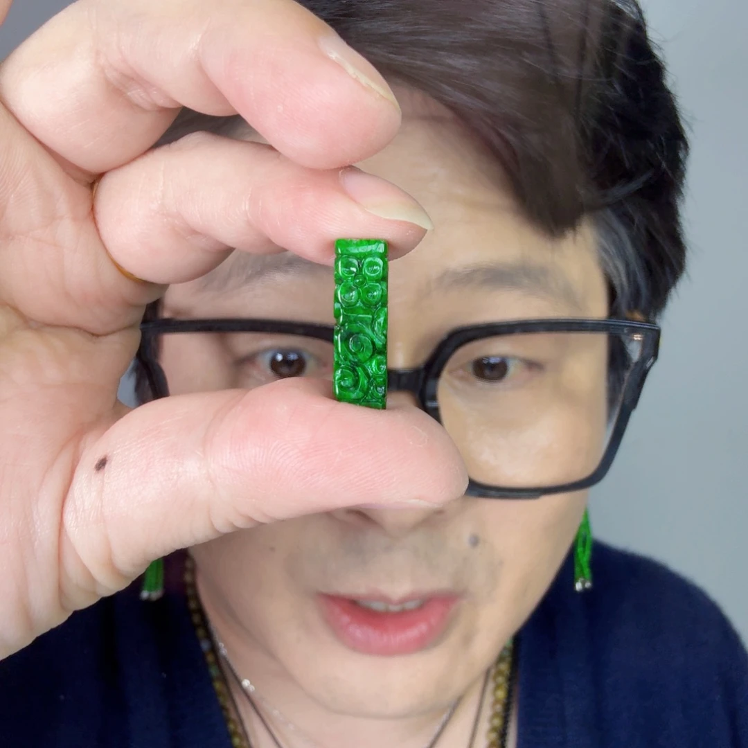 翡翠未镶嵌颈饰一件