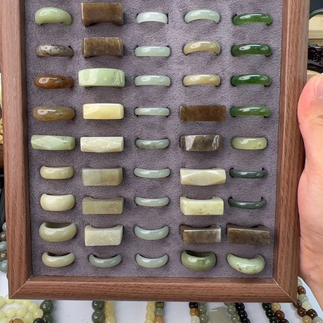 和田玉未镶嵌手链看戒指屏幕打字