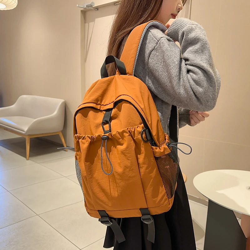 轻便防水多口袋中性风男女双肩包通勤旅游大容量外出背包女双肩包