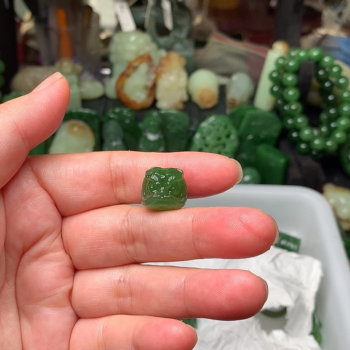 g***果和田玉未镶嵌颈饰