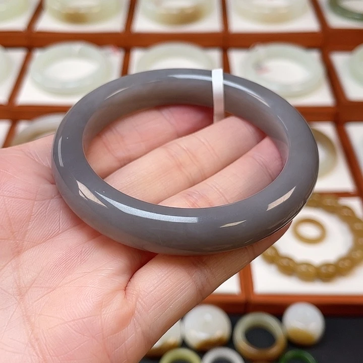 I***a和田玉未镶嵌手镯