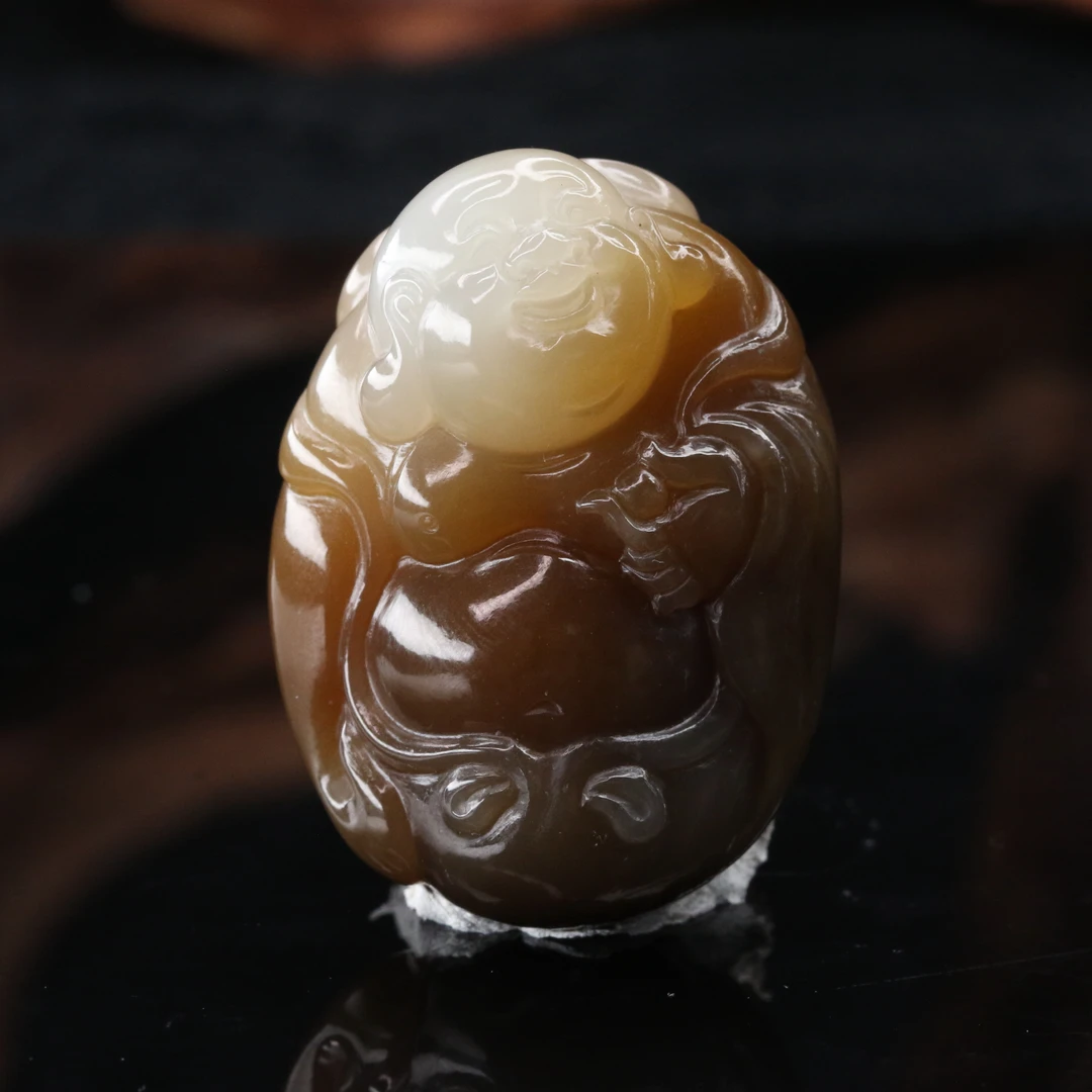 26和田玉且末老红糖白吊坠（谭兆威作）/001106上海嘉禾拍卖