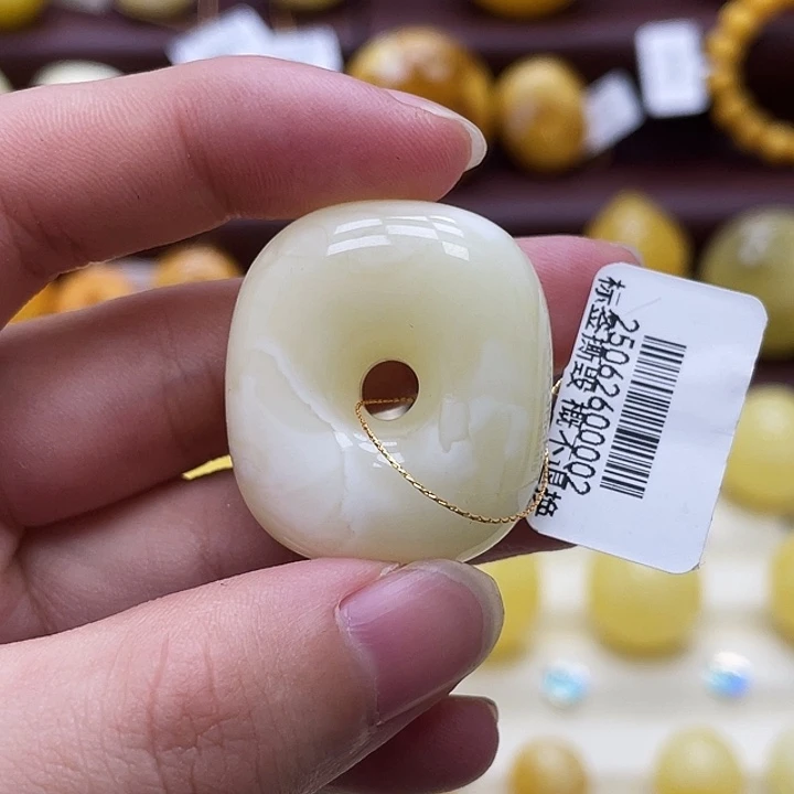 琥珀未镶嵌裸石31.4*12.8mm 瑕