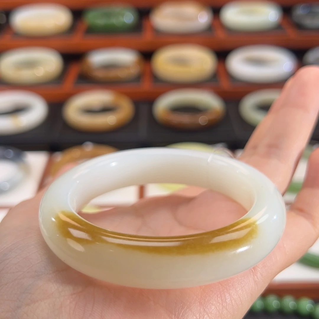 和田玉（白玉）未镶嵌手镯一抹糖羊脂