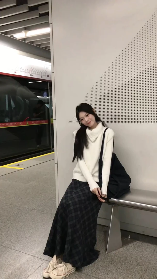 性感辣妹白色打底长袖上衣气质显瘦宽松高领针织短袖外穿半裙套装