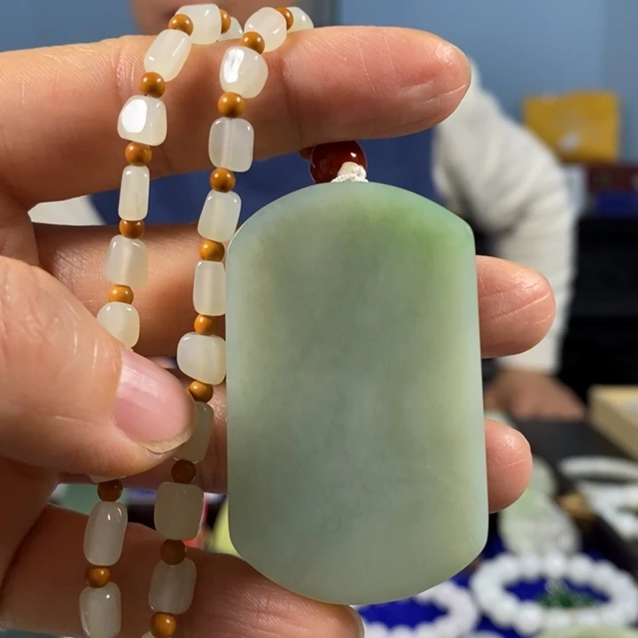 小***光和田玉未镶嵌颈饰