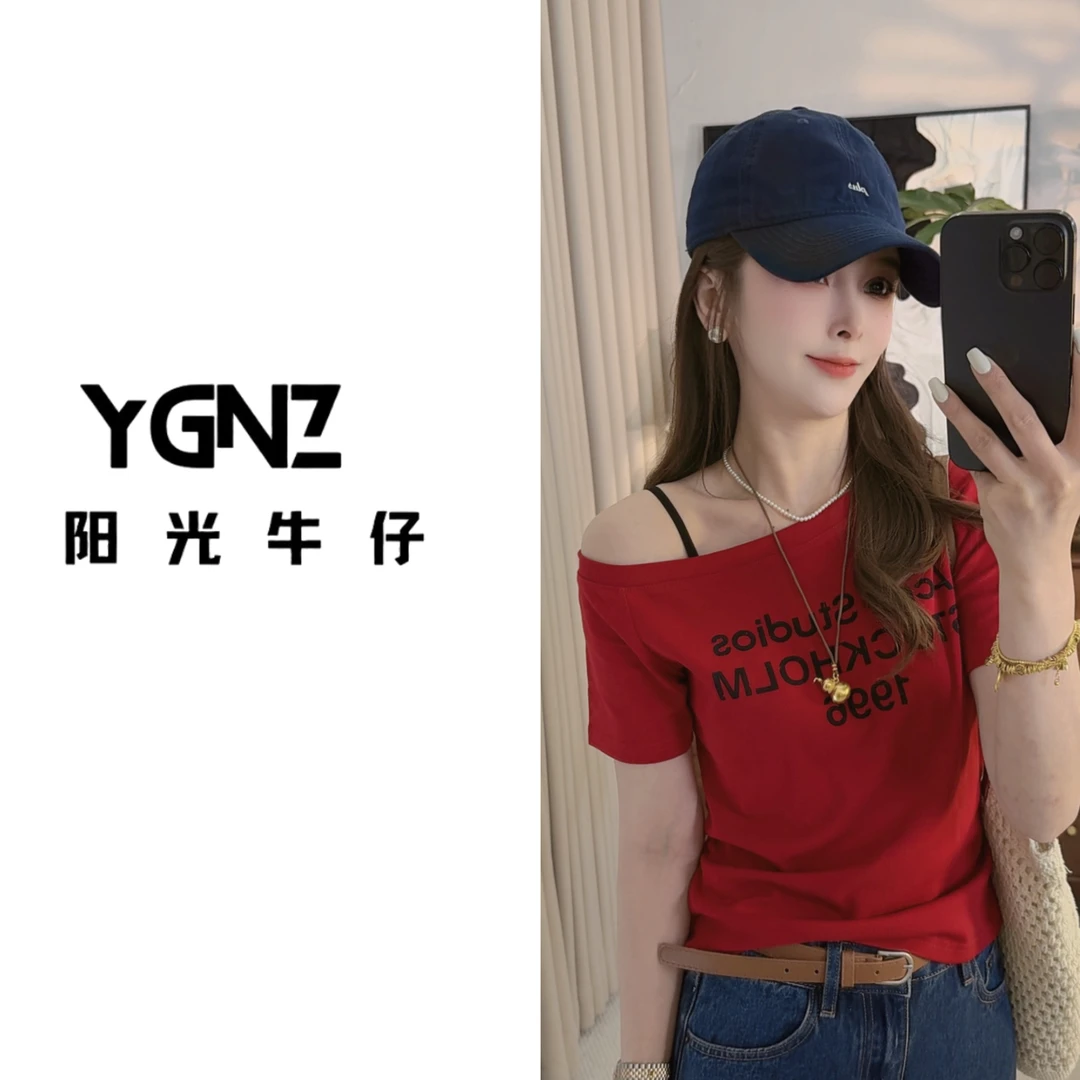 【阳光牛仔】“又欲又辣”斜领露肩褶修身甜辣短袖T恤