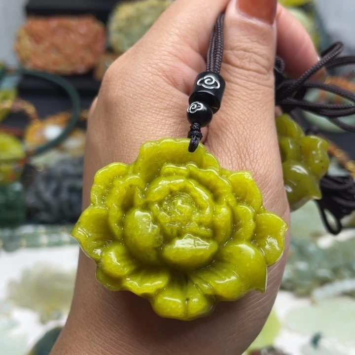 蛇纹石玉未镶嵌颈饰