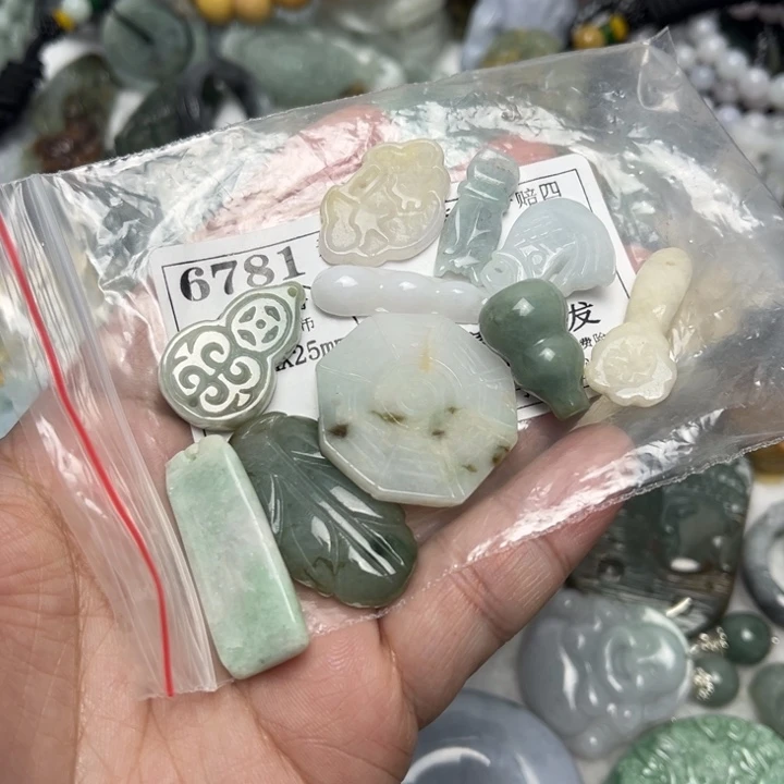 翡翠未镶嵌吊坠(不含链)9481