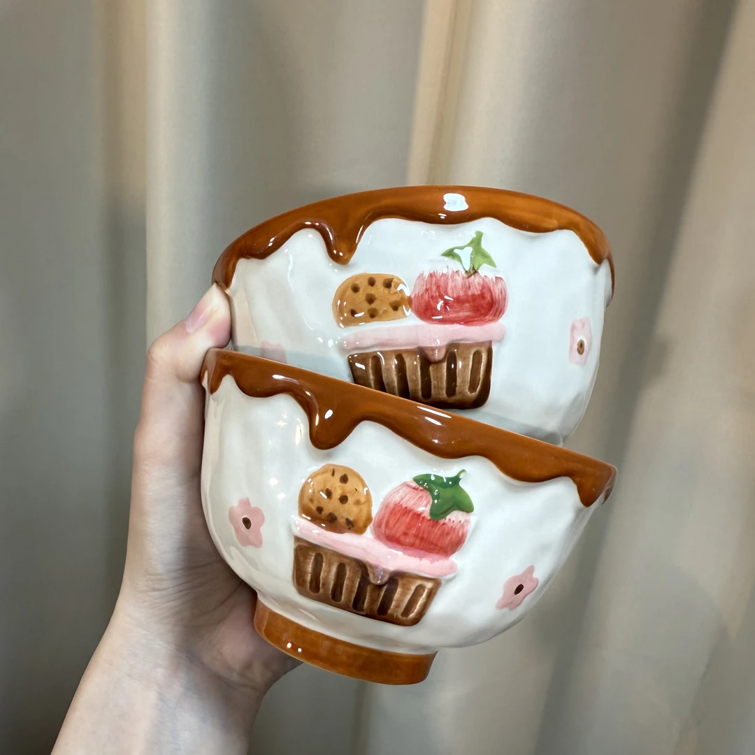 草莓图案日式浮雕陶瓷碗可爱风家用饭碗面碗手工手绘釉下彩米饭碗