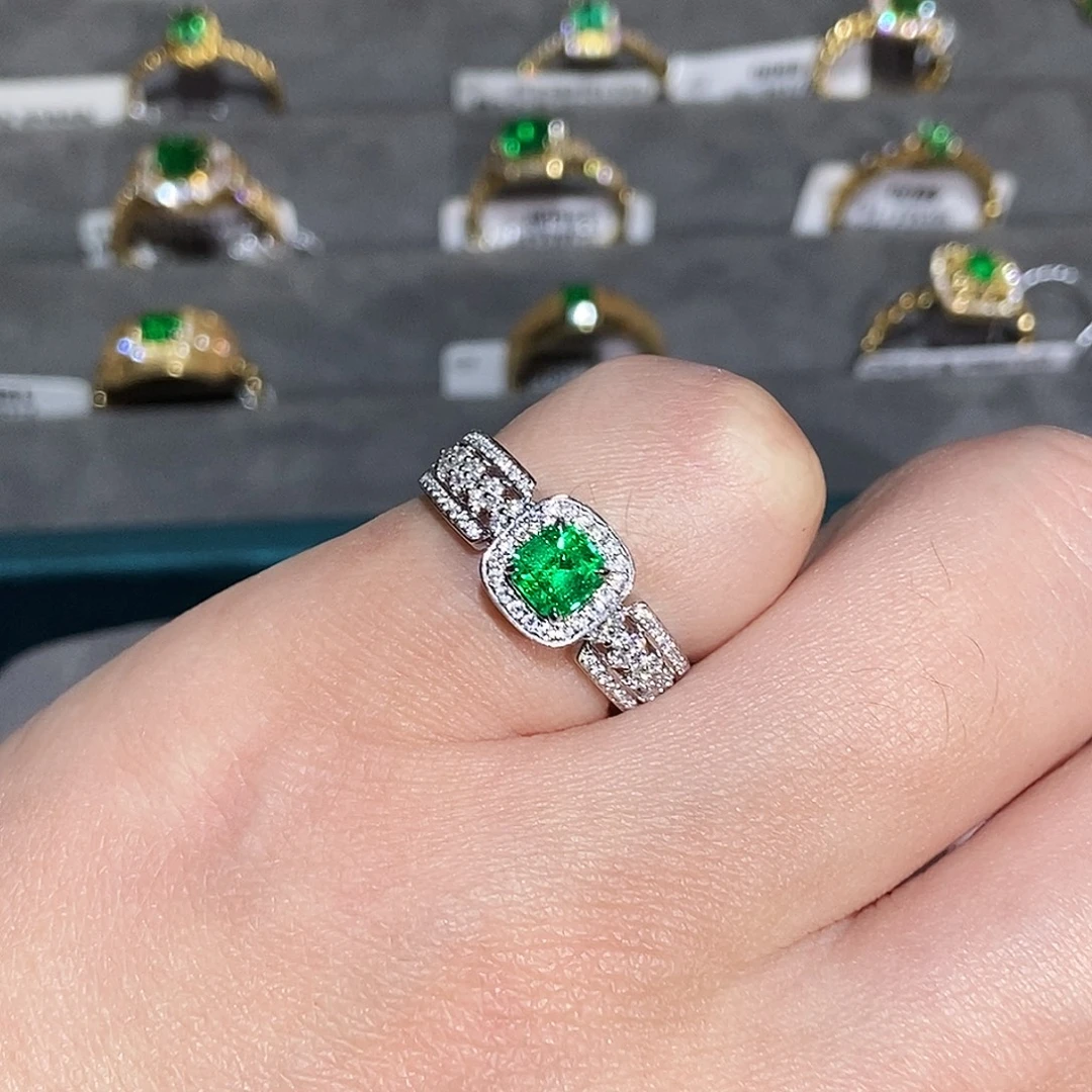 戒指祖母绿18K金镶嵌0.51克拉潘杰希尔沃顿