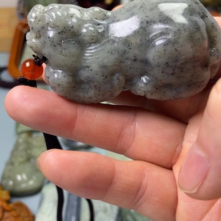 透闪石质玉未镶嵌颈饰