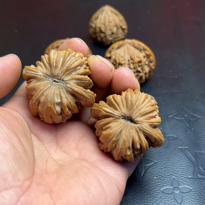 荆***）文玩核桃把件四座楼