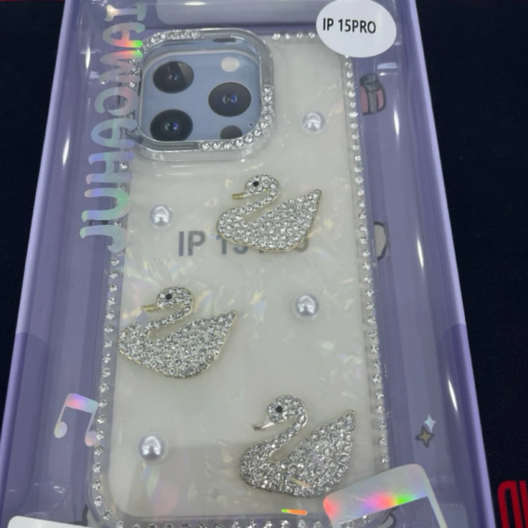 轻奢立体黑天鹅闪钻贝壳纹适用15pro手机壳高级感蝴蝶精孔贝母纹边框女款软壳