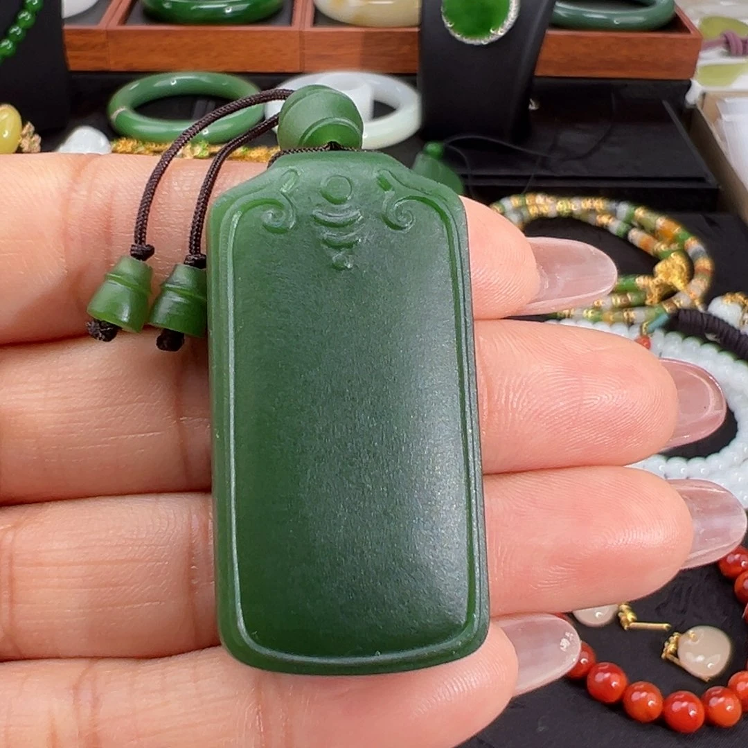 和田玉未镶嵌颈饰菠菜绿无事牌