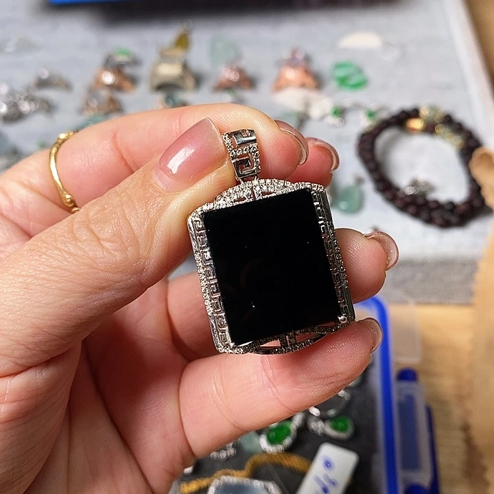 翡翠颈饰18K金镶嵌吊坠