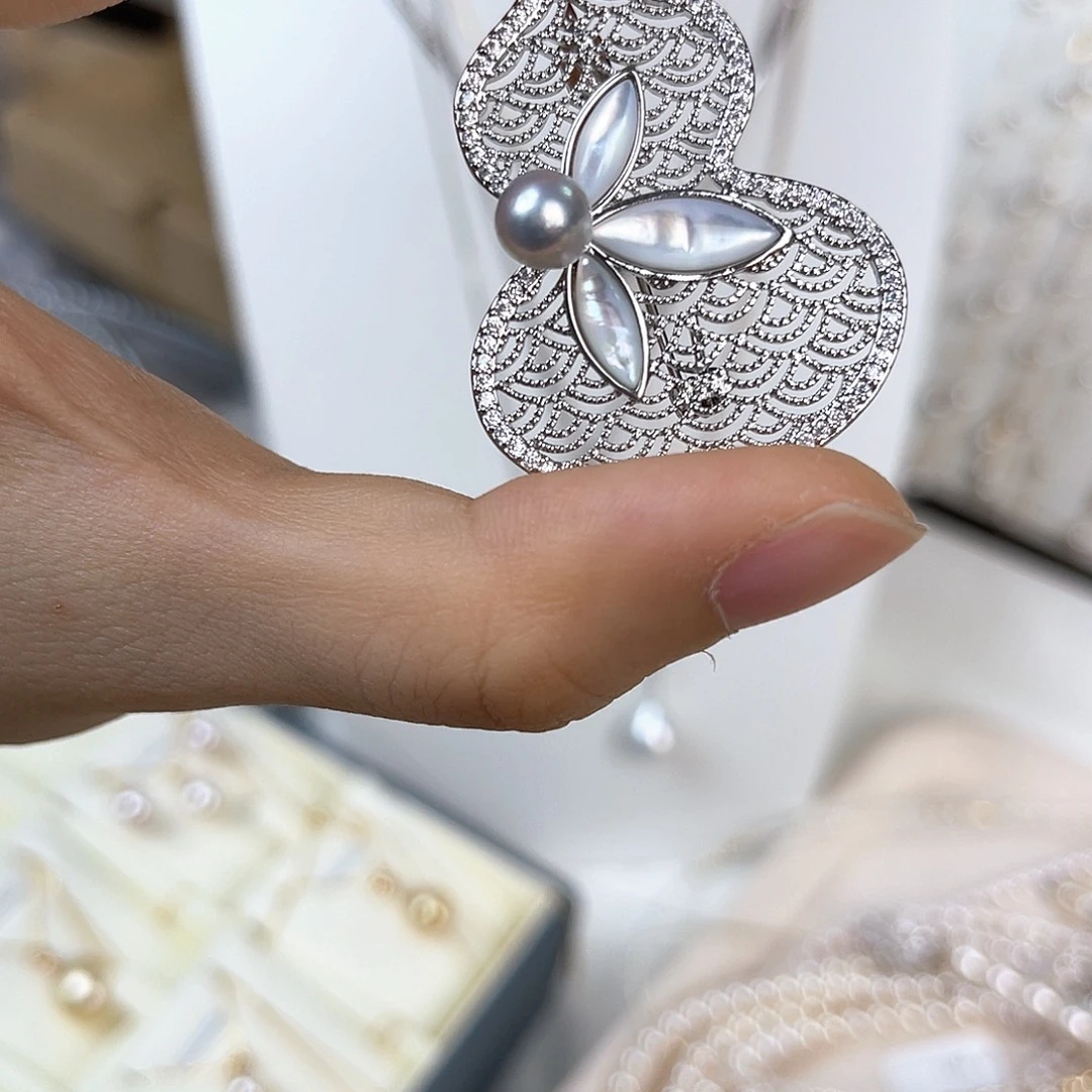 未镶嵌胸饰海水珍珠