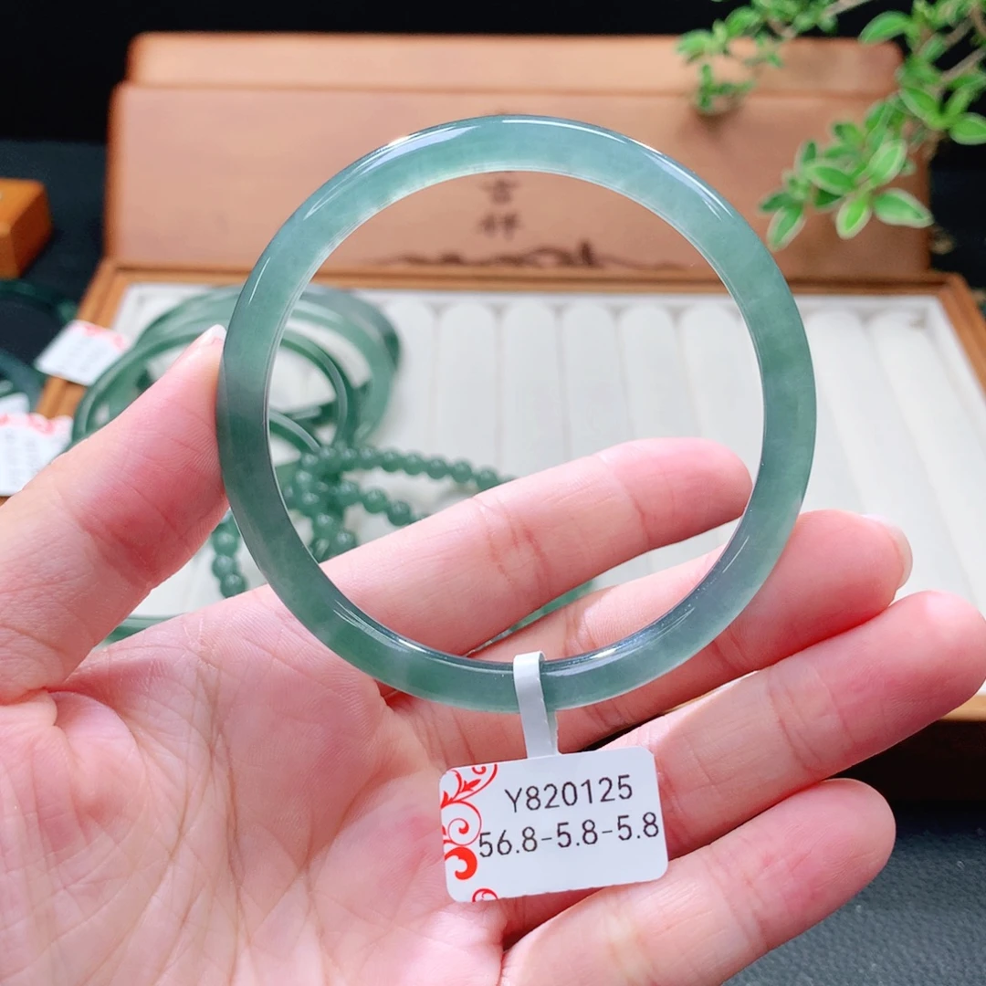 翡翠未镶嵌手镯（圆镯）